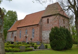 Ahrenshagener Kirche mit Mittelschiff und Eingang, davor Teil des Friedhofs. // &copy; Lutz Werner