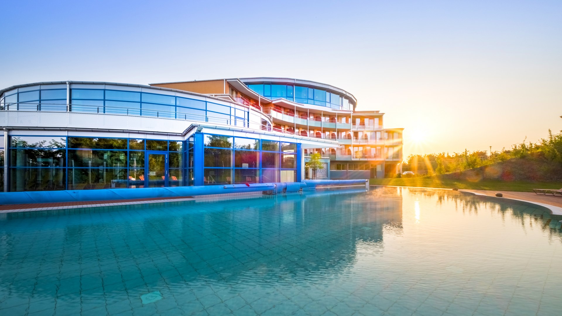 Het buitenzwembad met thermaal pekelwater in het kuuroord Waren