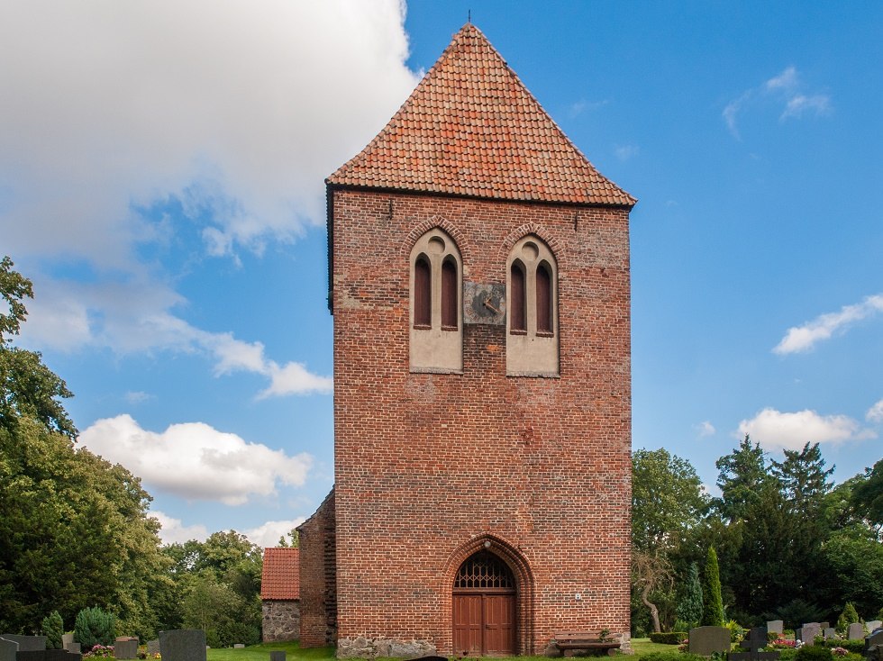 Turmseite der Kirche Alt Karin // &copy; Frank Burger