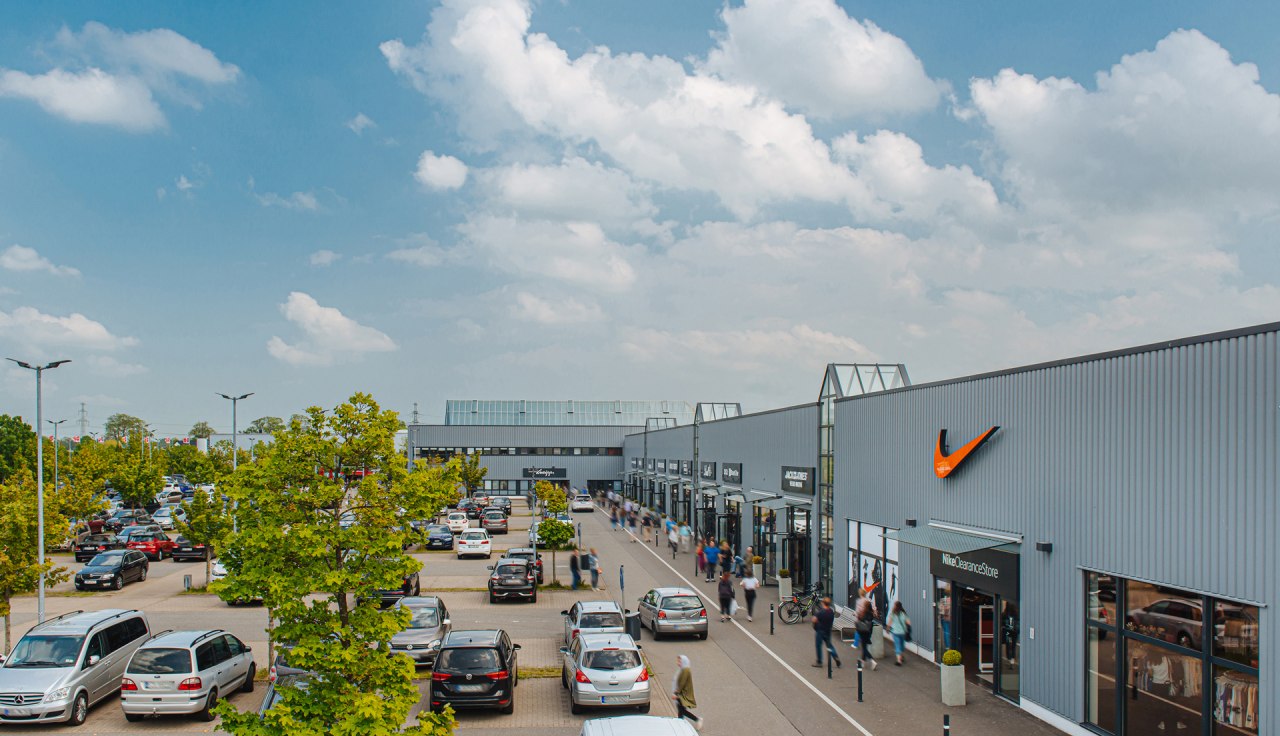 Sicht vom Nike Clearance Store zur Au&szlig;enfront des Hanse Outlet. // &copy; Outlet Evolution Services GmbH