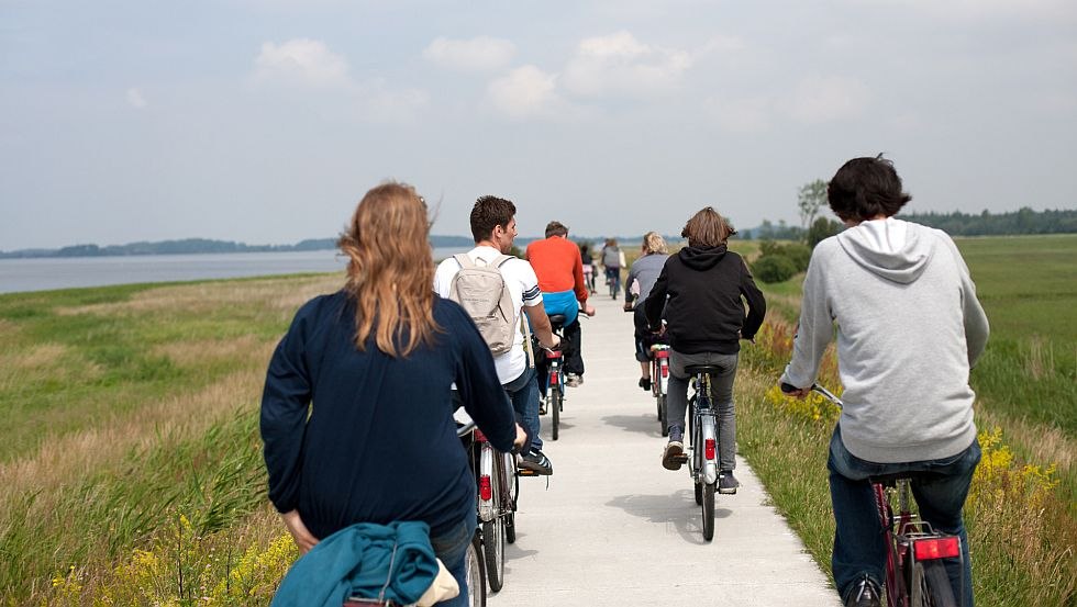 Egal ob Fahrradtour oder Wanderung durch den Nationalpark Vorpommersche Boddenlandschaft - im Jugenddorf Ummanz ist immer was los // © Jugendtours-Feriendorf Ummanz/Meixner Egal ob Fahrradtour oder Wanderung durch den Nationalpark Vorpommersche Boddenlandschaft - im Jugenddorf Ummanz ist immer was los // © Jugendtours-Feriendorf Ummanz/Meixner