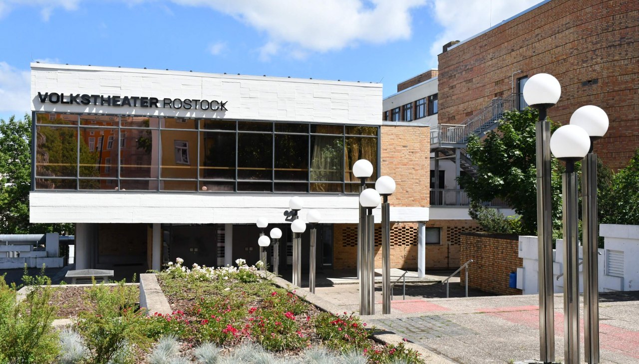 Vorplatz und Haupteingang, © Volkstheater Rostock/Dorit Gätjen