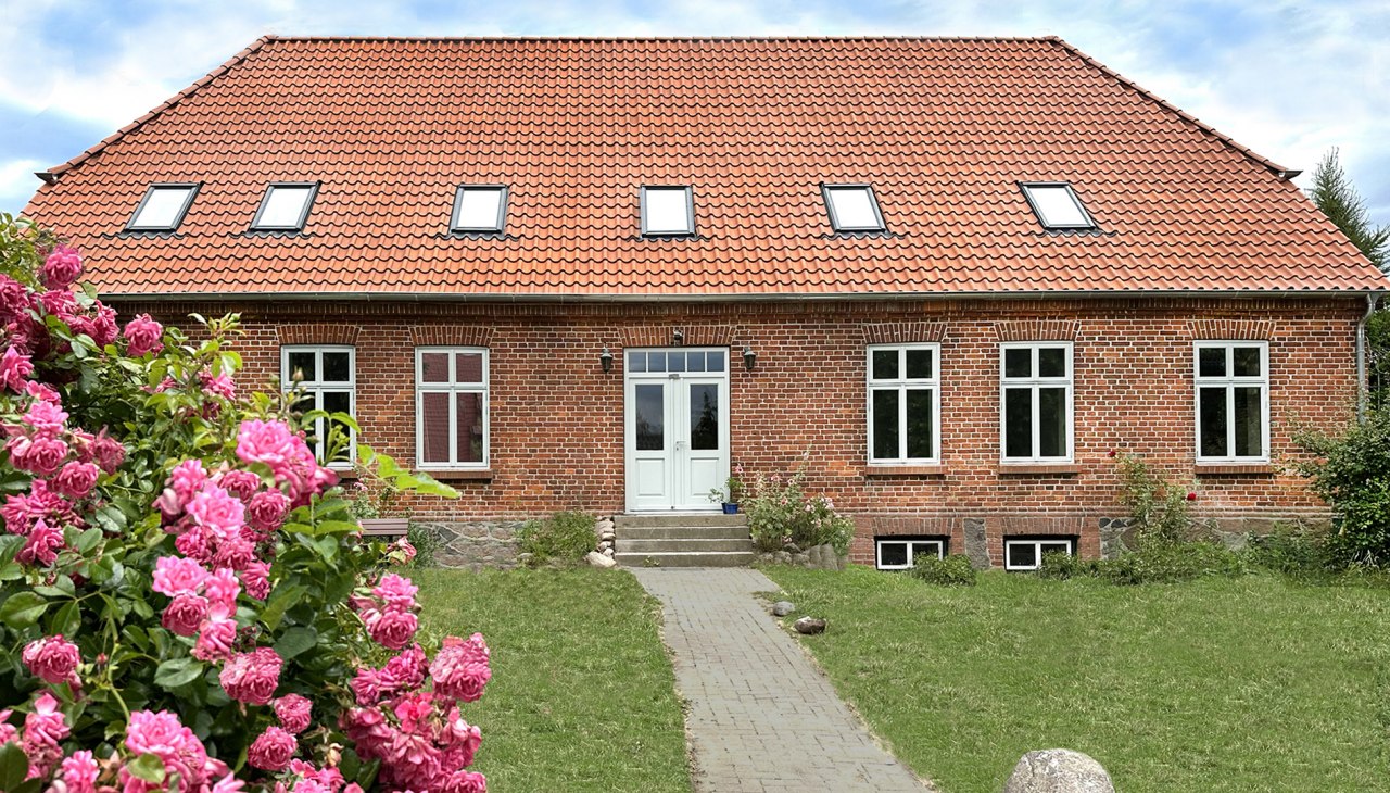 Das grundsanierte Wohnhaus mit drei Ferienwohnungen, 60-73 qm, ideal f&uuml;r bis zu 5 Personen., &copy; Silke Juchter