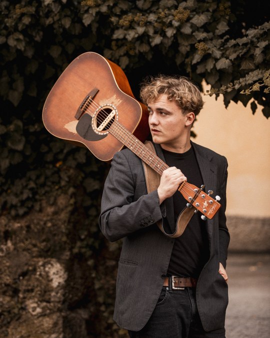 Singer-Songwriter Jakob Muehleisen · BLAUER MITTWOCH, © Anton Eitzinger Singer-Songwriter Jakob Muehleisen · BLAUER MITTWOCH, © Anton Eitzinger