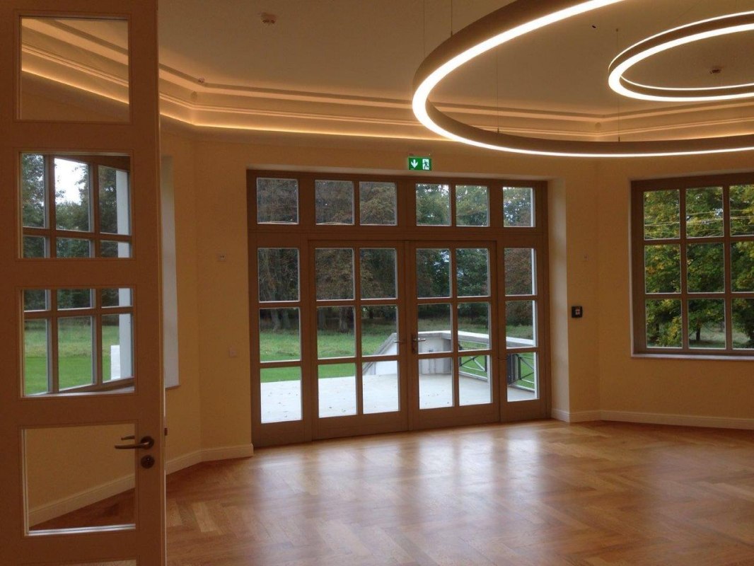 Een modern huis in een historisch gebouw. // &copy; Schloss Schwiessel