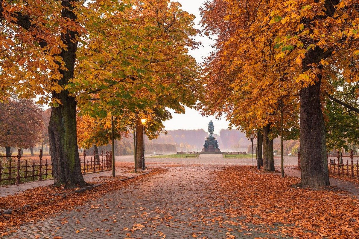 Schlossgarten Schwerin im Herbst // &copy; SSGK MV / Timm Allrich