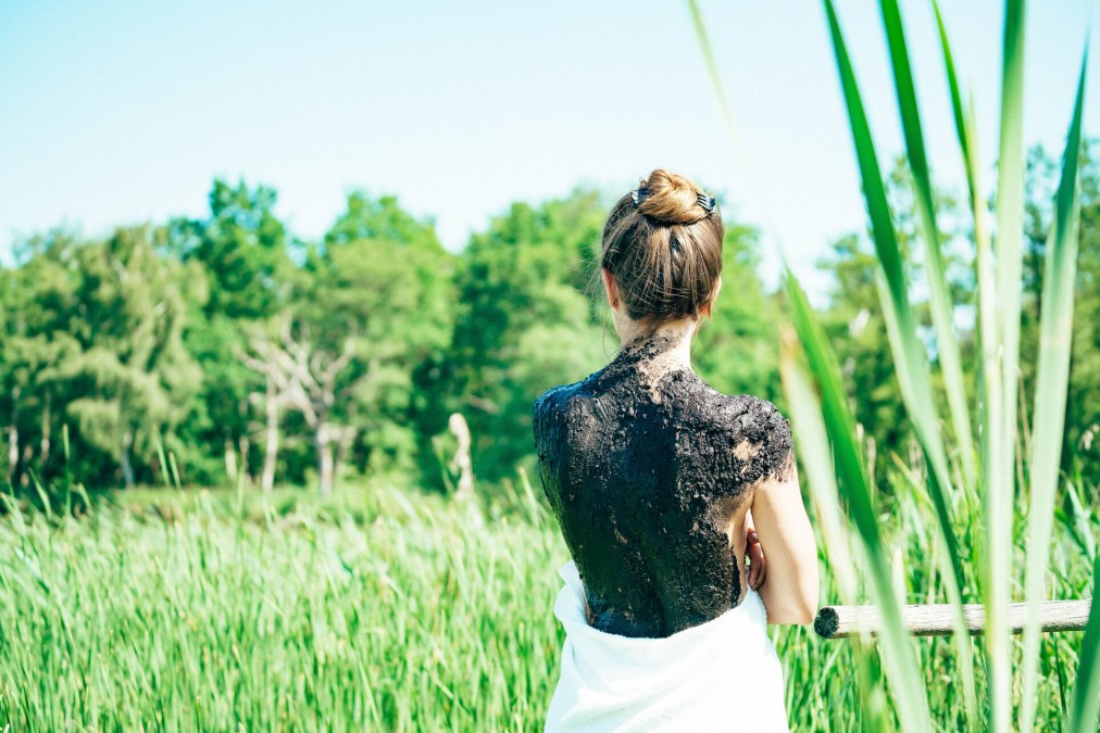 Das Moor um Bad S&uuml;lze wird als Gesundheitsanwendung auf den R&uuml;cken aufgetragen, &copy; TMV/Petermann
