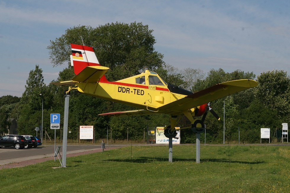 Flugzeug vor dem Anklamer Flughafen // &copy; Sabrina Wittkopf-Schade