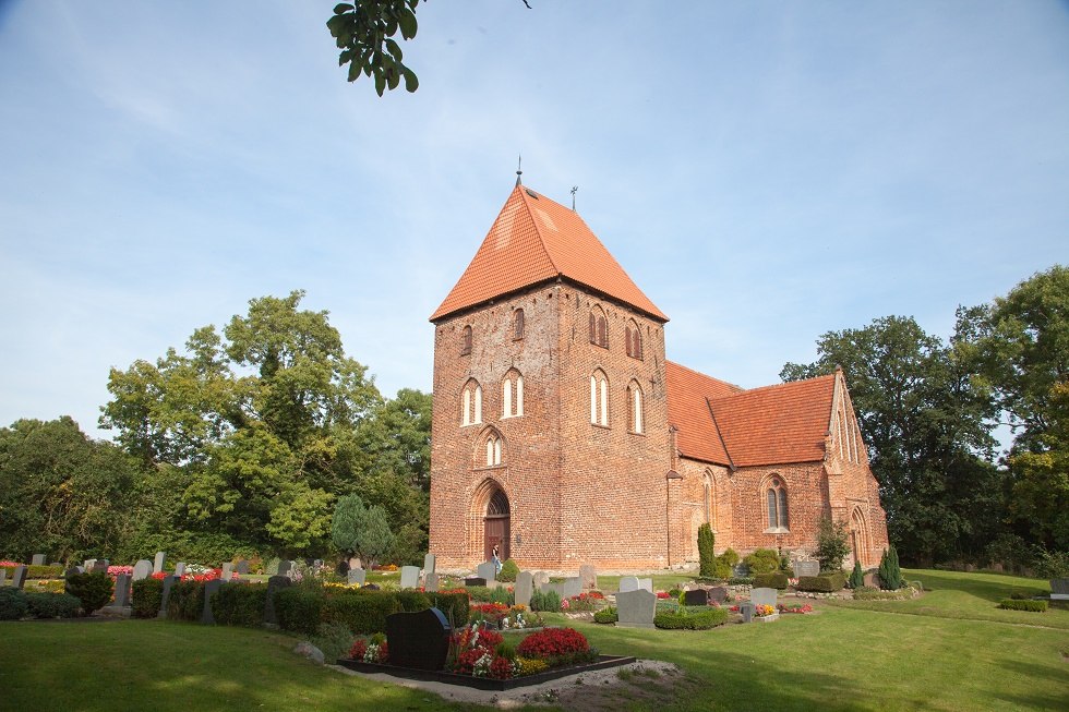 Umgeben von einem Friedhof: die Kirche in Groß Eichsen. // © Frank Burger Umgeben von einem Friedhof: die Kirche in Groß Eichsen. // © Frank Burger