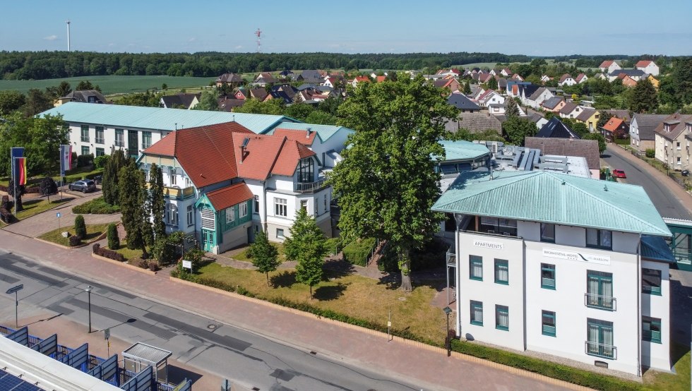 Luchtfoto van het Recknitz Valley Hotel Marlow // &copy; Recknitztal-Hotel Marlow