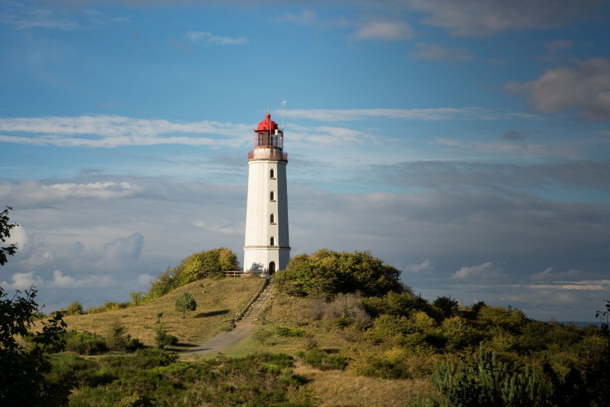 Die Insel Hiddensee mit dem Leuchtturm Dornbusch im Nationalpark Vorpommersche Boddenlandschaft. // © TMV Die Insel Hiddensee mit dem Leuchtturm Dornbusch im Nationalpark Vorpommersche Boddenlandschaft. // © TMV