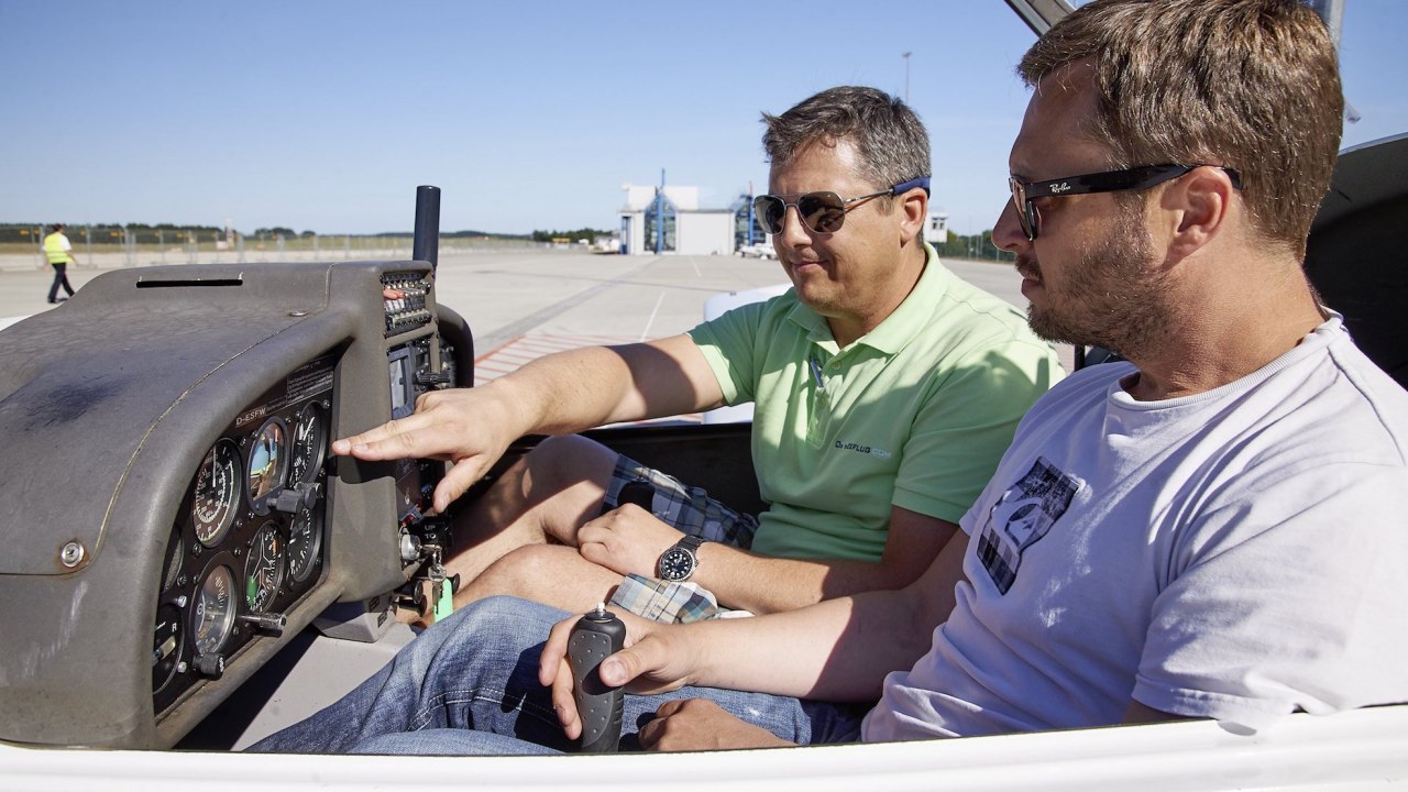 Vlieginstructeur & leerling-piloot in de cockpit tijdens de training // &copy; ostseeflug.com