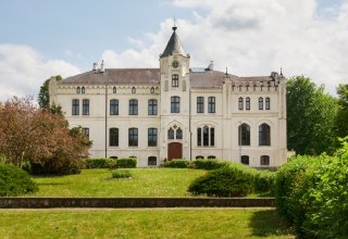 Herrenhaus Viecheln, erbaut 1869 im Neo-Gothischen Thurdor Stil // © Till Kleine-Möller Herrenhaus Viecheln, erbaut 1869 im Neo-Gothischen Thurdor Stil // © Till Kleine-Möller