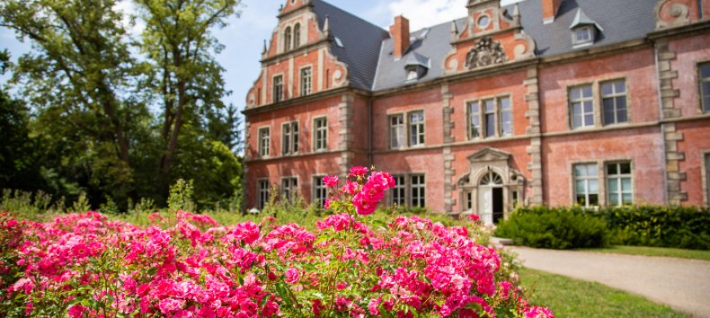 Au&szlig;enansicht Schloss Bernstorf // &copy; Hospiz Schloss Bernstorf