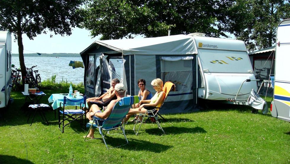 Staanplaatsen direct aan het meer, alleen in Alt Schwerin // &copy; Michael Hecht