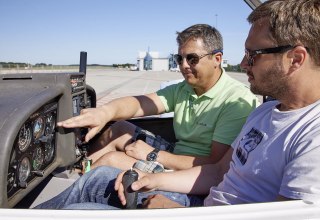 Fluglehrer & Flugsch&uuml;ler im Cockpit bei der Ausbildung // &copy; ostseeflug.com