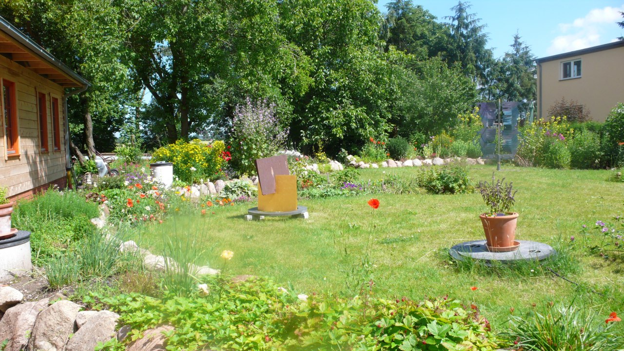 Ein Teil des Gartens mit Skulpturen von Helmut Appmann // &copy; Eva-Maria K&ouml;hler