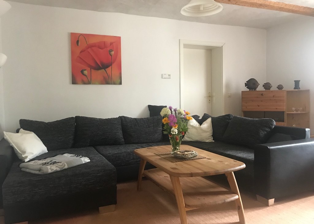 Sie Sitzecke im Wohnzimmer bietet viel Platz für gesellige Abende, © Ines Mante Sie Sitzecke im Wohnzimmer bietet viel Platz für gesellige Abende, © Ines Mante