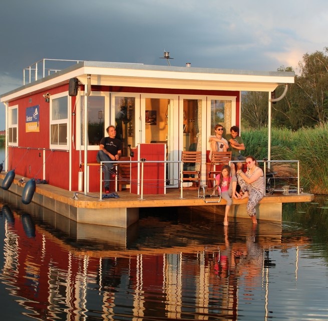 Urlaubsgenuss vom Feinsten bieten die komfortablen Hausboote von Abenteuer Flusslandschaft, die mit Solarzellen, Bugstrahlruder und Heizung ausgestattet sind. // &copy; Abenteuer Flusslandschaft