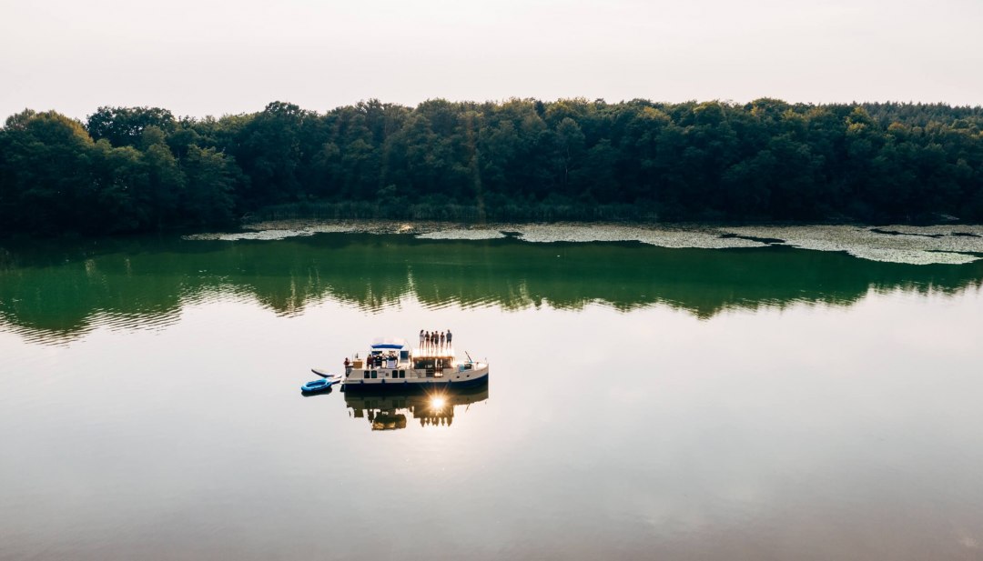 In der Stille liegt das Glück. Eine Hausbootfahrt in der Mecklenburgischen Seenplatte ist die schönste kleine Alltagsflucht. // © MV-T/Gänsicke In der Stille liegt das Glück. Eine Hausbootfahrt in der Mecklenburgischen Seenplatte ist die schönste kleine Alltagsflucht. // © MV-T/Gänsicke