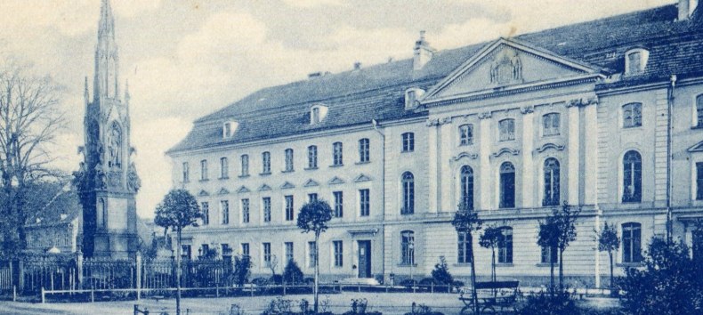 Rubenow-Platz mit Rubenow-Denkmal und Universität in Greifswald, um 1900 // © Postkarte Rubenow-Platz mit Rubenow-Denkmal und Universität in Greifswald, um 1900 // © Postkarte