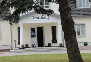 Blick Eingang in das Gutshaus, &copy; Kurverwaltung Insel Poel