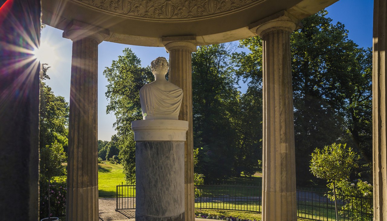 Tempel mit Marmorbüste der Königin Luise im Schlossgarten Hohenzieritz, © SSGK MV / Timm Allrich