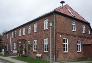 Museumsgeb&auml;ude mit Caf&eacute; // &copy; Politische Memoriale e.V.