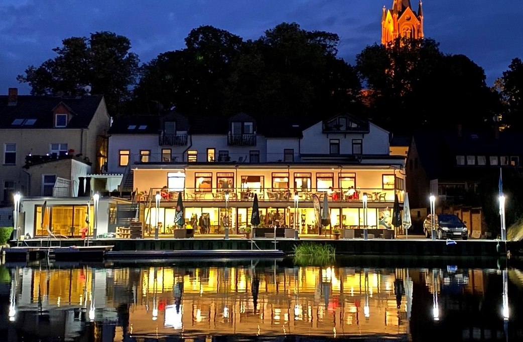 Der Blick auf das Haus in der Abenddämmerung, © Deutsches Haus Der Blick auf das Haus in der Abenddämmerung, © Deutsches Haus