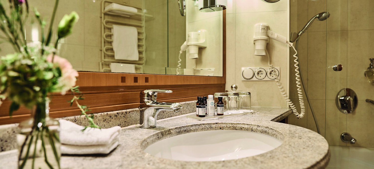 &copy; DSR Hotel Holding GmbH