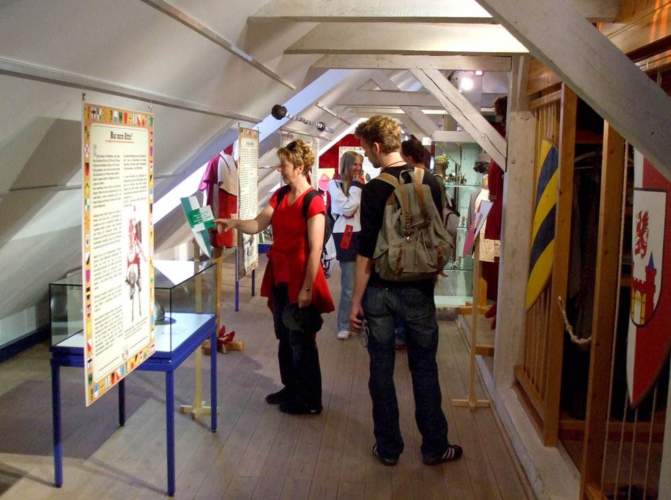 Reger Besuch zur Sonderausstellung „Ritter“ im Haffmuseum, © Haffmuseum Reger Besuch zur Sonderausstellung „Ritter“ im Haffmuseum, © Haffmuseum