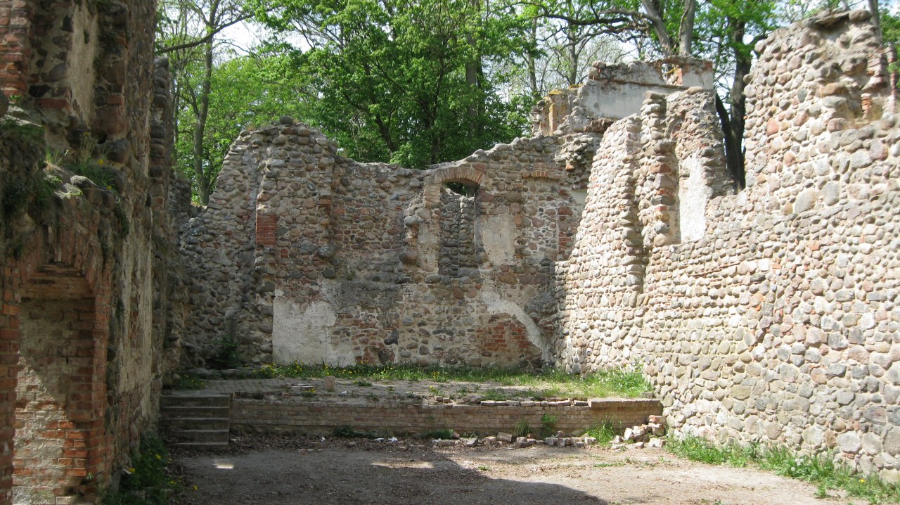 Umgeben von hohen Eichen ein verwunschener Platz im Landgrabenthal // &copy; Angelika Michaelis