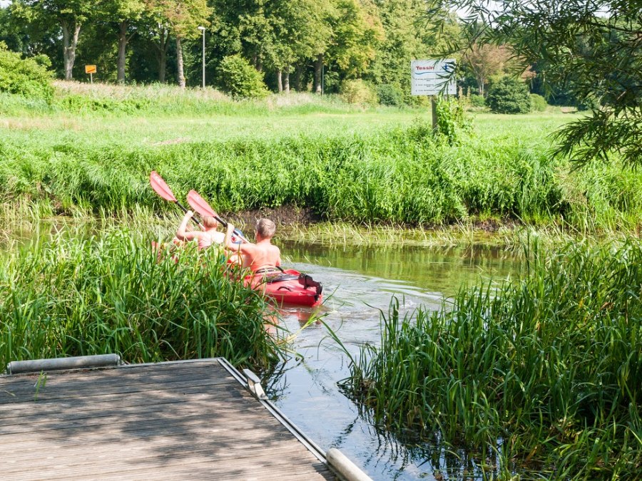 Eine Kanubesatzung legt gerade vom Steg ab., &copy; Frank Burger