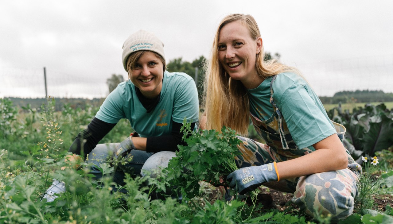 Ceri und Sophie beim Kr&auml;uter ernten, &copy; Michael Taterka