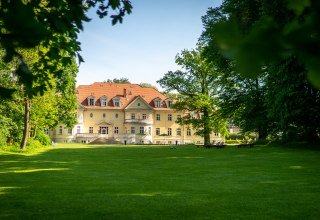 Das Gutshaus mit seinem großzügigen gepflegten, ruhigen Gutspark-Gelände., © Kloster Gut Saunstorf