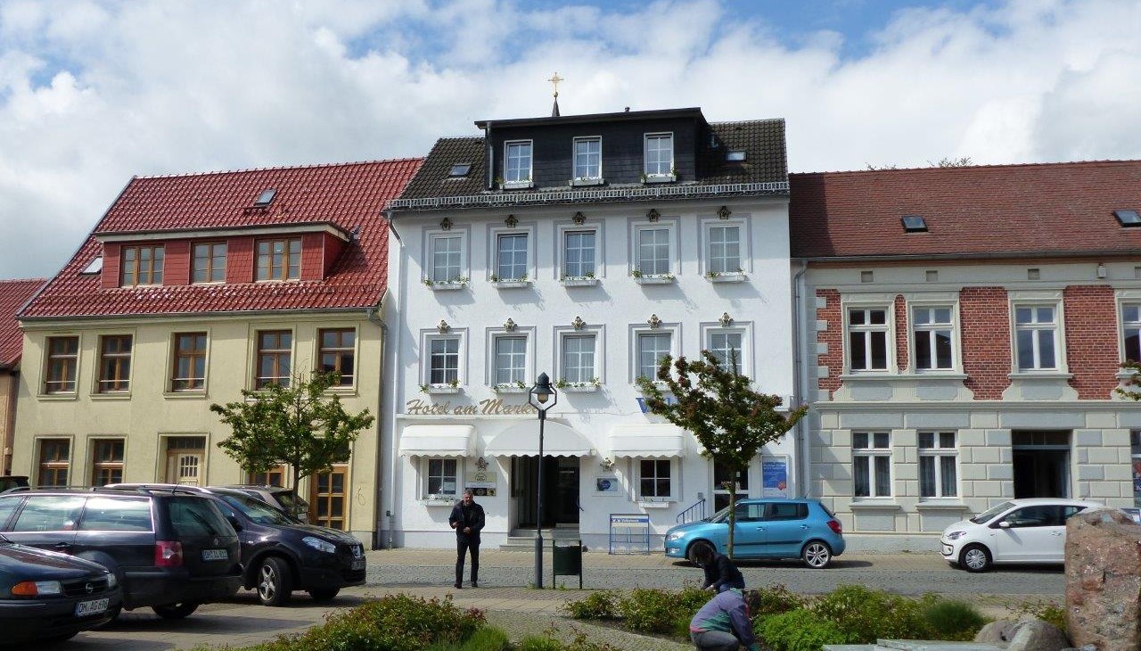 Hotelansicht direkt am Markt in Loitz, © Walter Oster Hotelansicht direkt am Markt in Loitz, © Walter Oster