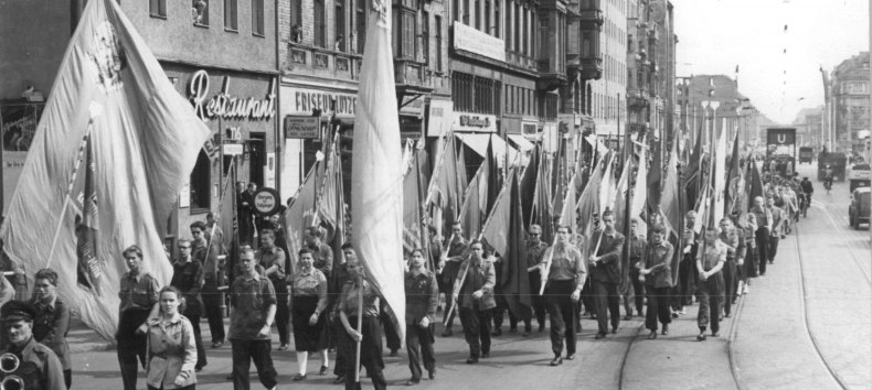FDJ-Demonstration zum Auftakt des II. Deutschlandtreffens am 22.5.1954 in Berlin // &copy; BArch, Bild 183-24755-0003, Fotograf: Heinz Junge