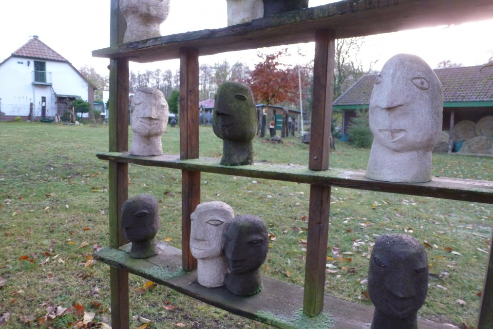 Skulpturen im Ateliergarten Güthoff, © Gerhard Güthoff