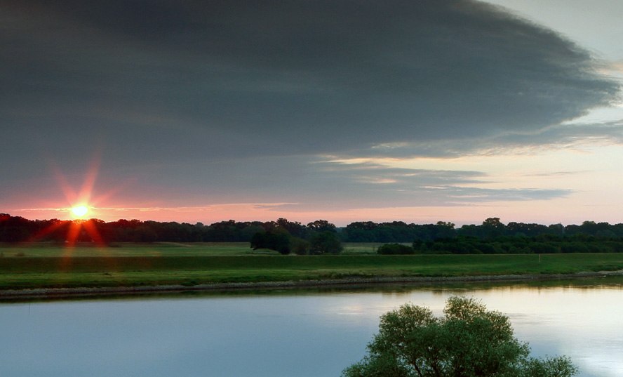 Sonnenaufgang an der Elbe zwischen D&ouml;mitz und R&uuml;terberg // &copy; LerchUlmer