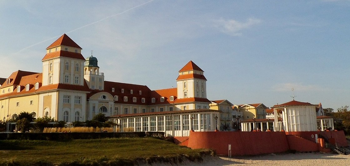 Kurplatz mit Kurhaus im Hintergrund Ansicht Seeseite // © Tourismuszentrale Rügen Kurplatz mit Kurhaus im Hintergrund Ansicht Seeseite // © Tourismuszentrale Rügen