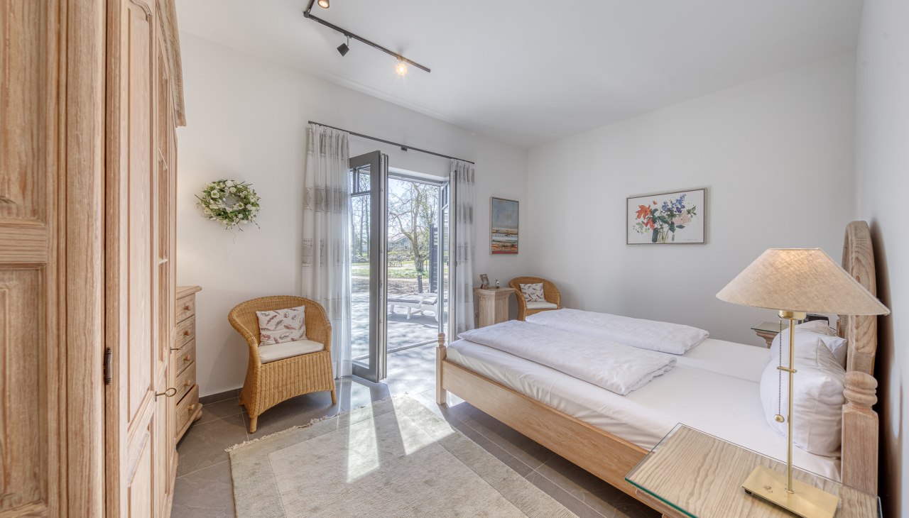 Schlafzimmer mit Doppelbett und Terrassenzugang, &copy; Andr&eacute; Pretzel