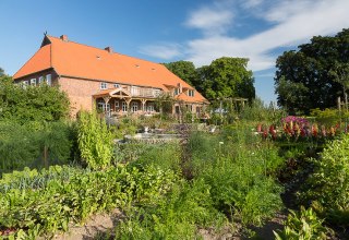 Der Kastanienhof inmitten des historischen Bauerngartens. // &copy; &copy; Hans-Joachim Kahl