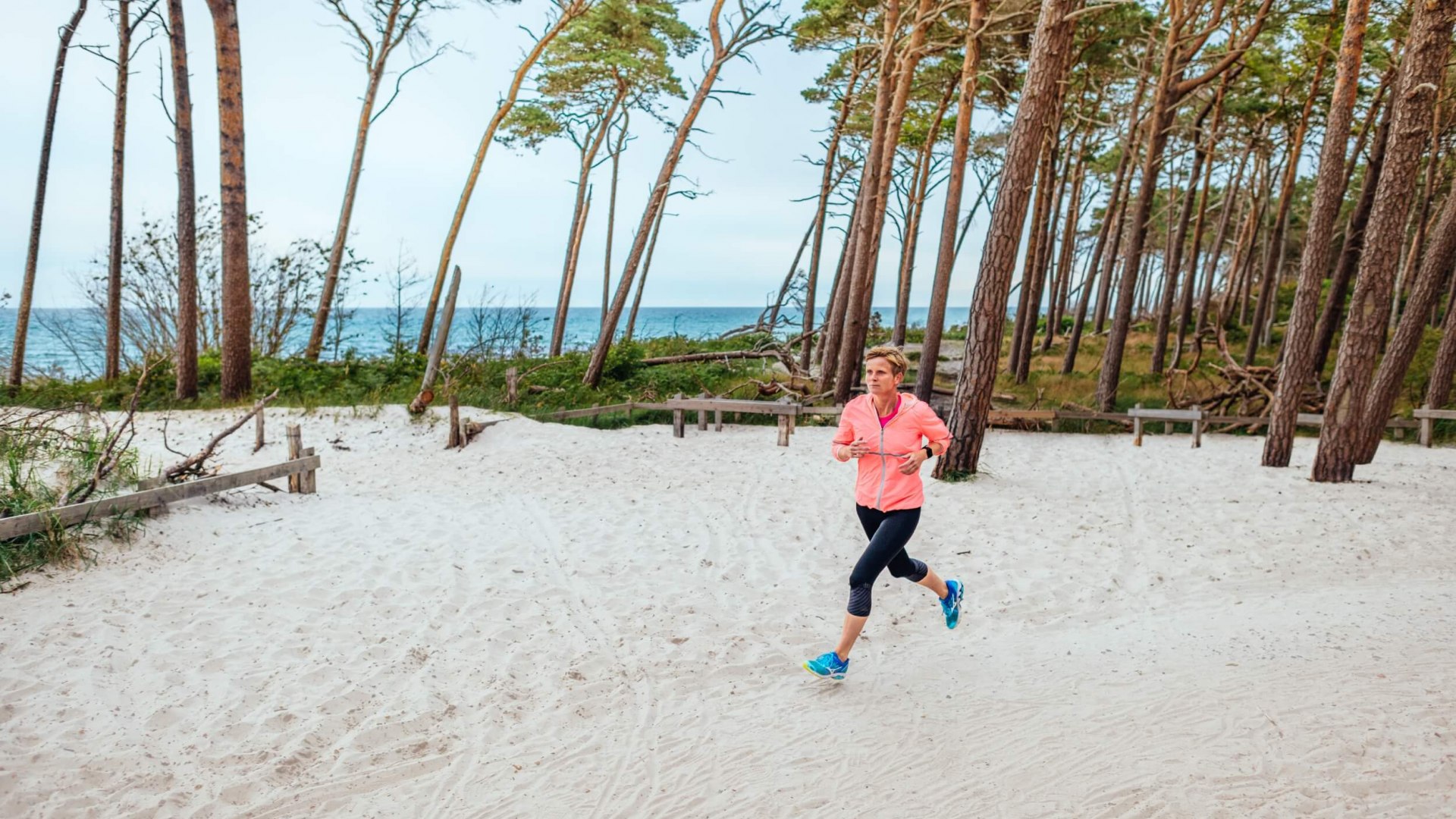 Anne auf ihrer Laufstrecke am Darßer Weststrand - sie läuft durch den Sand // Einzigartige Mischung aus Salzluft und harzigem Waldduft - Anne auf ihrer Laufstrecke am Darßer Weststrand // © MV-T/Tiemann Anne auf ihrer Laufstrecke am Darßer Weststrand - sie läuft durch den Sand