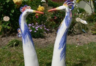 Keramik-Kraniche im Rosengarten, &copy; Rosentau-Keramik/Rehfeld