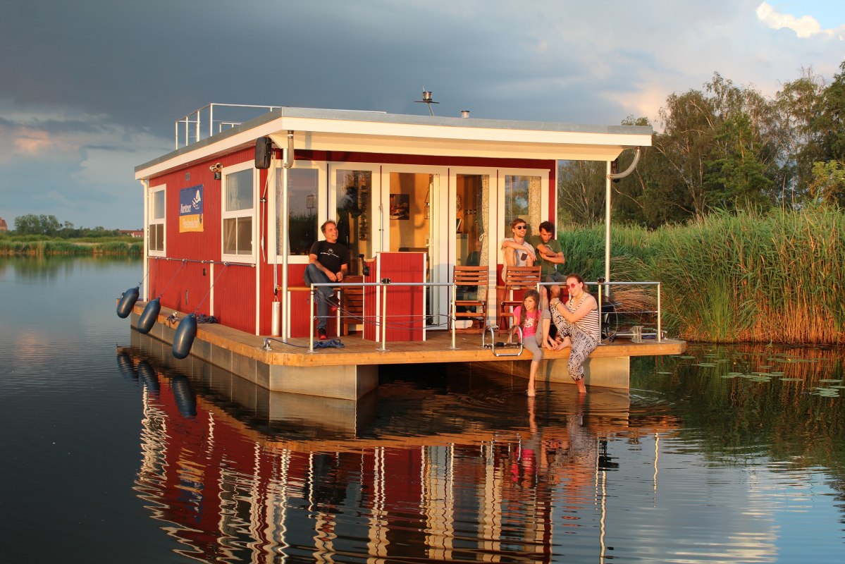 Urlaubsgenuss vom Feinsten bieten die komfortablen Hausboote von Abenteuer Flusslandschaft, die mit Solarzellen, Bugstrahlruder und Heizung ausgestattet sind. // &copy; Abenteuer Flusslandschaft