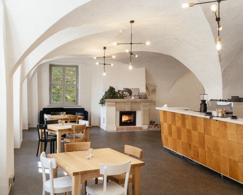 Touristische Basisstation, Café, Bar im Erdgeschoss des Wasserschloss Quilow, © Wasserschloss Quilow/Philipp Meuser Touristische Basisstation, Café, Bar im Erdgeschoss des Wasserschloss Quilow, © Wasserschloss Quilow/Philipp Meuser