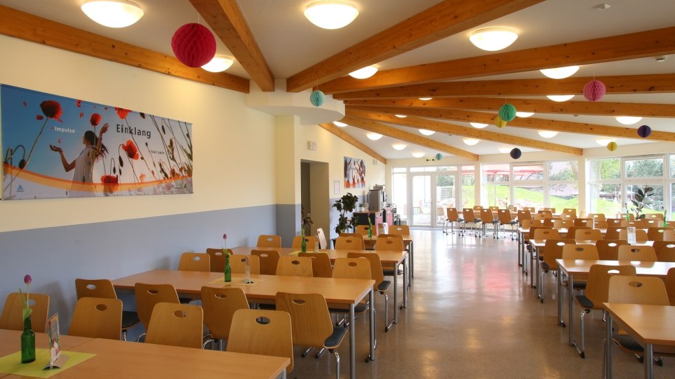 Speiseraum mit viel Platz und Wintergarten-Flair, &copy; DJH MV / Danny Gohlke