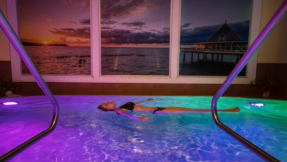 Schwerelos im Salzwasser-Schwebebad // &copy; Kaiserbad Bansin Hotelbetriebsgesellschaft mbH & Co. KG