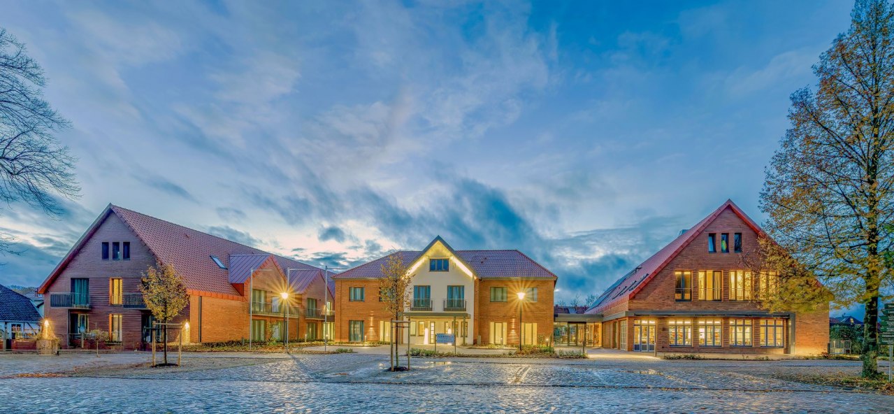 Seehotel Zarrentin - Au&szlig;enansicht // &copy; Seehotel Zarrentin