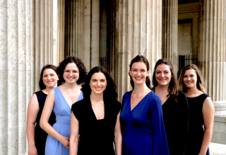 sechs dunkelharige Frauen in blauen und schwarzen Kleidern // &copy; Korbinian Bauer